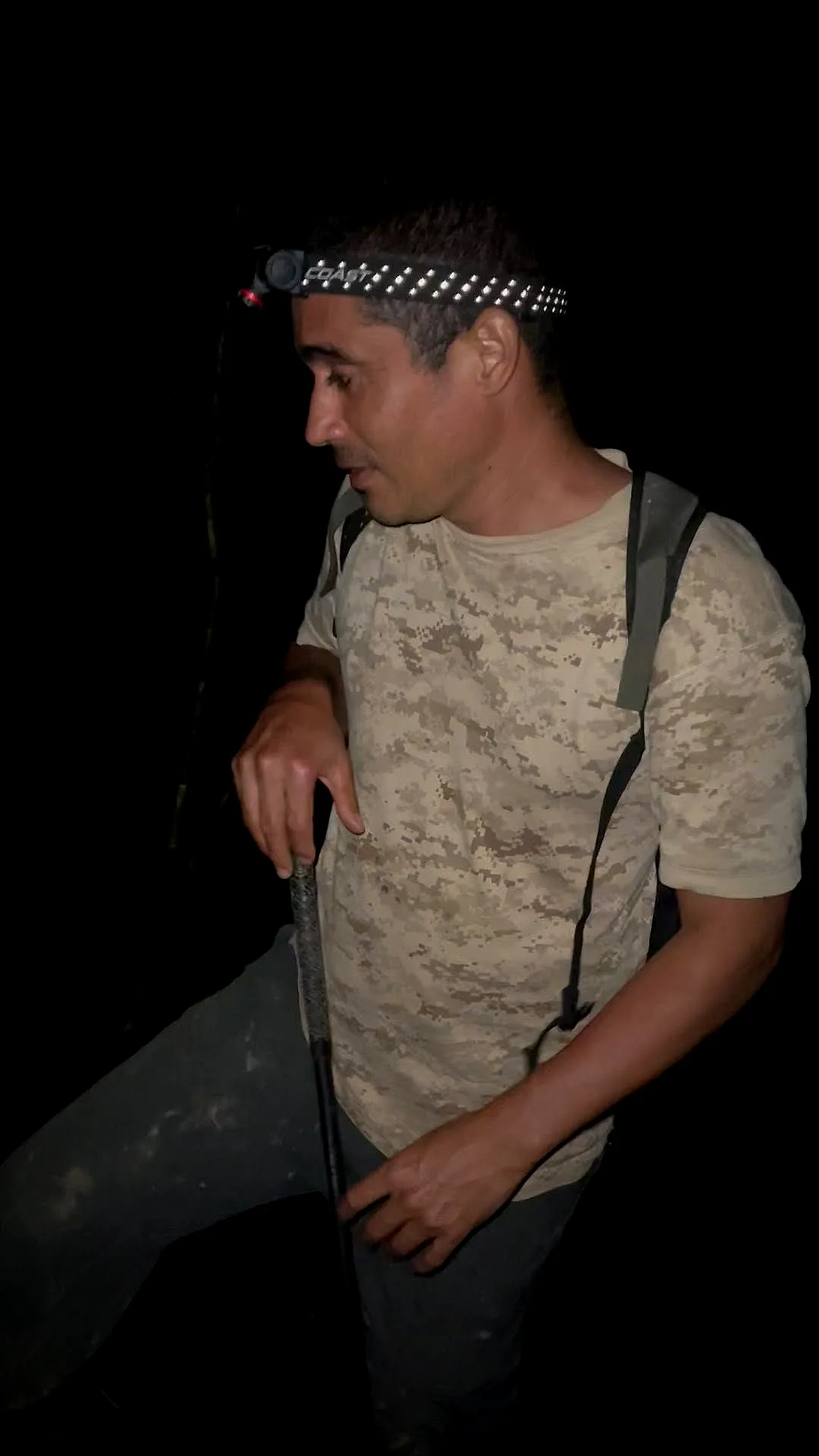Abel de noche con linterna